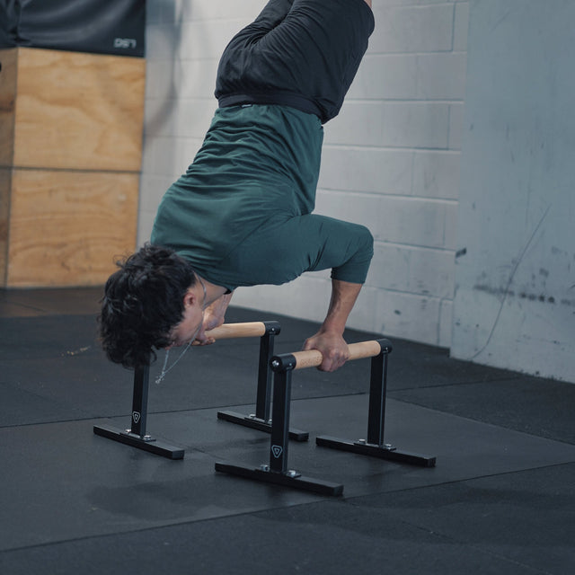 man handstand on grav parallettes